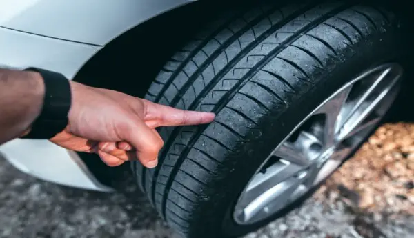 Neumáticos nuevos que hacen zumbidos: 5 causas comunes