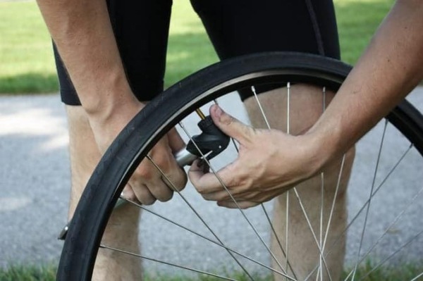 ¿Puede usar una bomba de bicicleta para inflar un neumático de automóvil?
