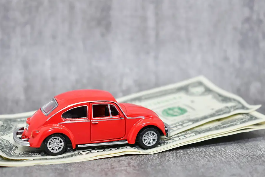 Regalar un automóvil versus venderlo por $1: su guía definitiva para la transferencia de vehículos