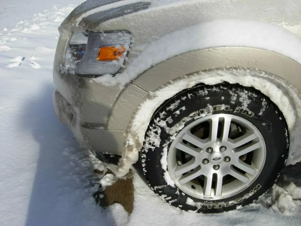 Cómo evitar que la nieve se acumule en los huecos de las ruedas