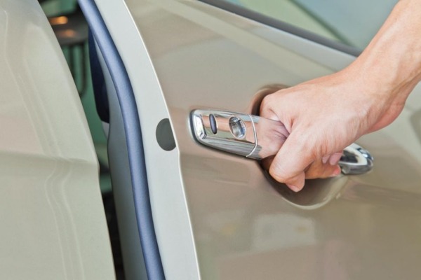La puerta del automóvil no se cierra después de un accidente: 5 soluciones fáciles