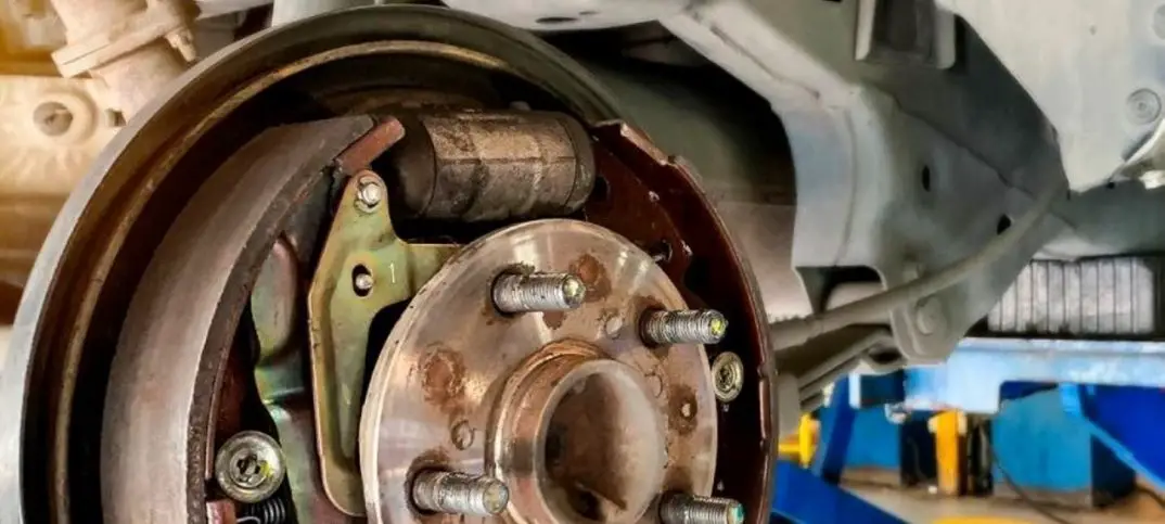 La conexión crucial: cómo los neumáticos afectan los rotores y pastillas de freno de su vehículo