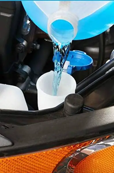 ¿Se puede poner agua en el líquido del limpiaparabrisas?