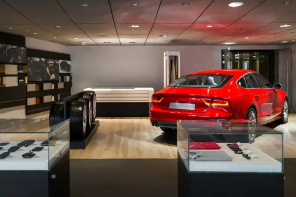 ¿Cómo consiguen los concesionarios que los coches entren en sus salas de exposición?
