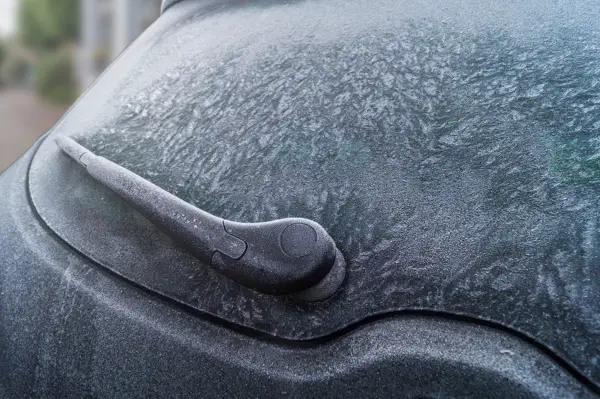¿Cómo descongelar el parabrisas de su automóvil?