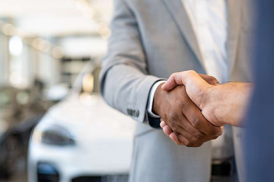 ¿Debo vender mi automóvil de forma privada o cambiarlo a un concesionario?