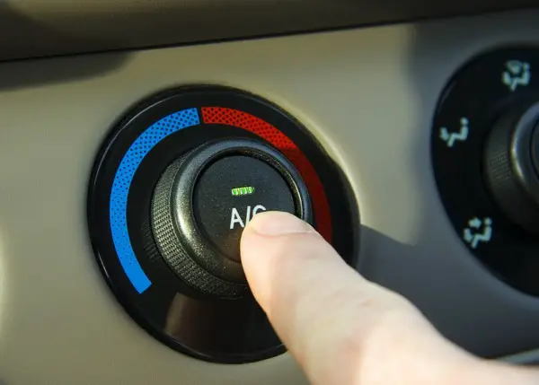 ¿Por qué el aire acondicionado de mi coche tira aire caliente?  7 causas potenciales