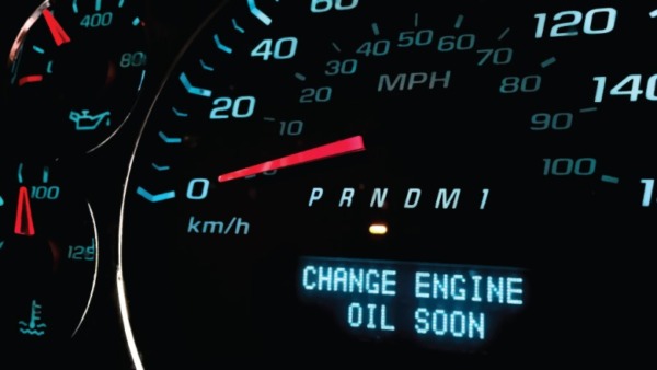 ¿Qué significa la luz de advertencia de cambio de aceite del motor pronto?